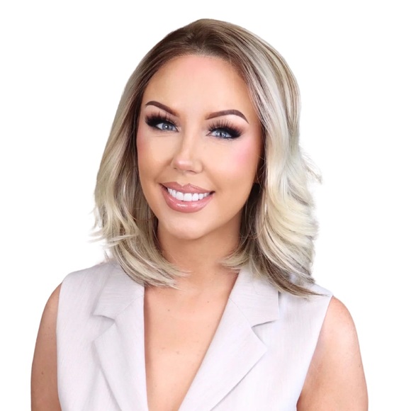 NWT CSC Chelslay (blonde with lowlights)